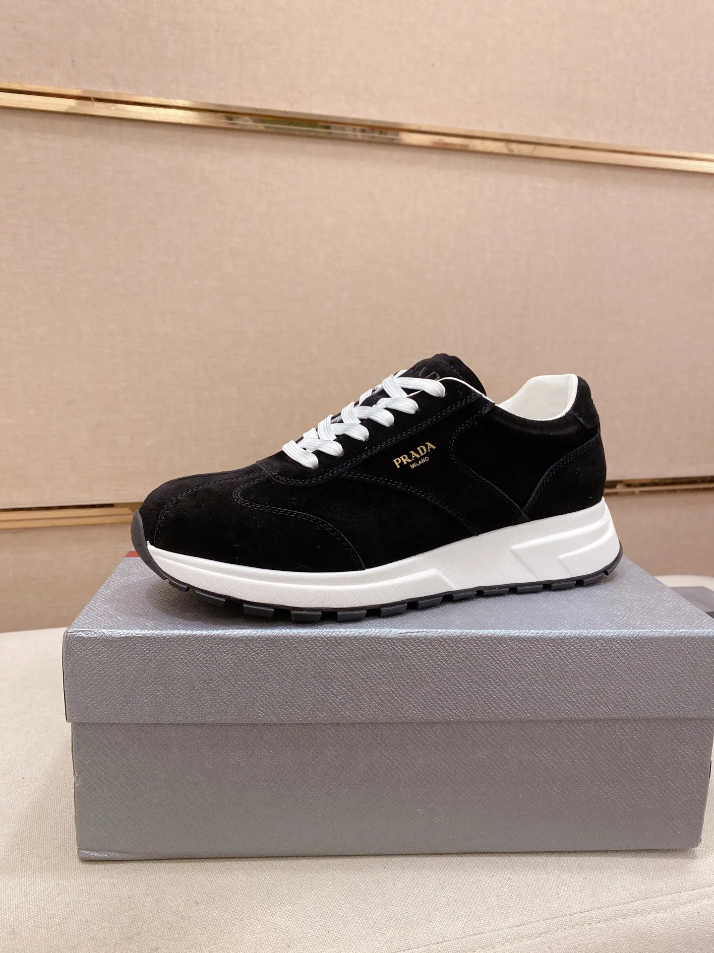Men's shoes 💰 580💰 ✔️✔️✔️High version High-quality new PRADA counters are launched simultaneously. The new men's shoes and 😘fabric are selected suede cowhide and are made by pure handicrafts. Lining: Full cowhide lining. 👍🏿 High-end ☄️ air-cushion molded anti-slip rubber outsole, exquisite lines, simple and elegant, comfortable and high-end for leisure travel. Code number: 38 to 44